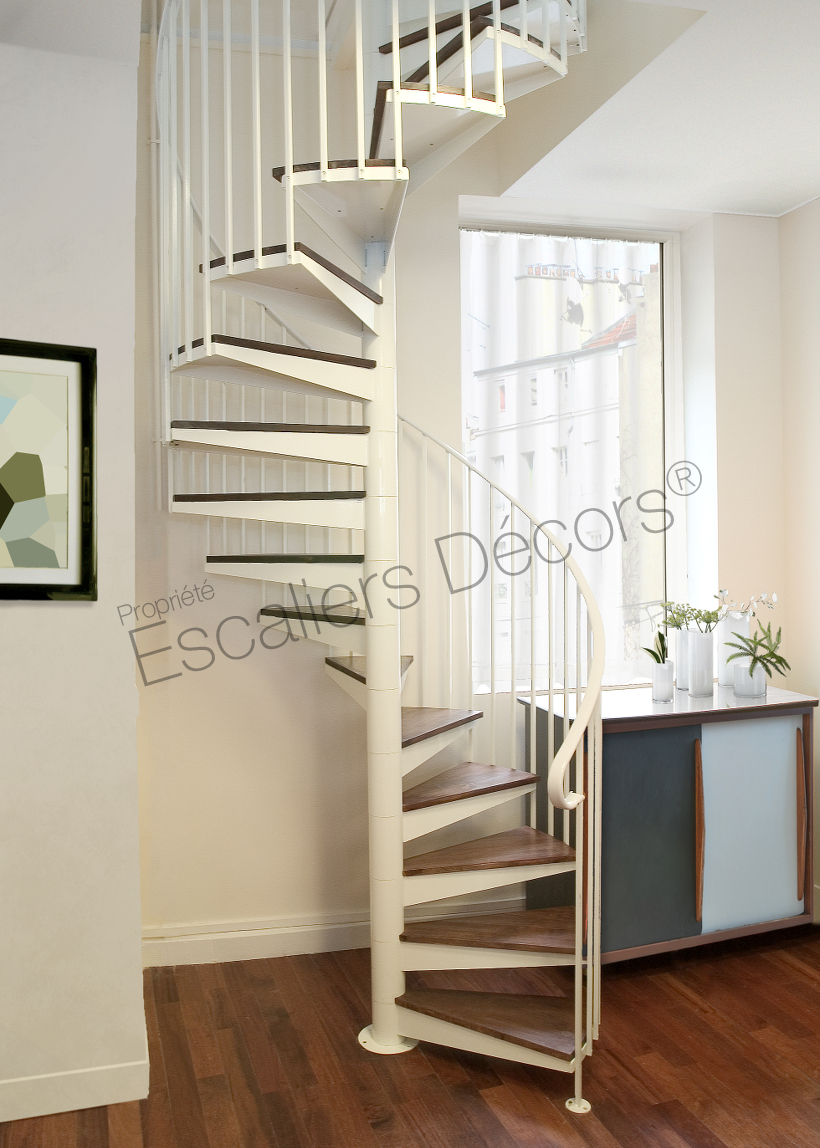 Photo SH8 - Gamme Initiale - SPIR'DÉCO® Classique. Escalier semi-standard d'intérieur en métal et bois pour une décoration sobre et classique.