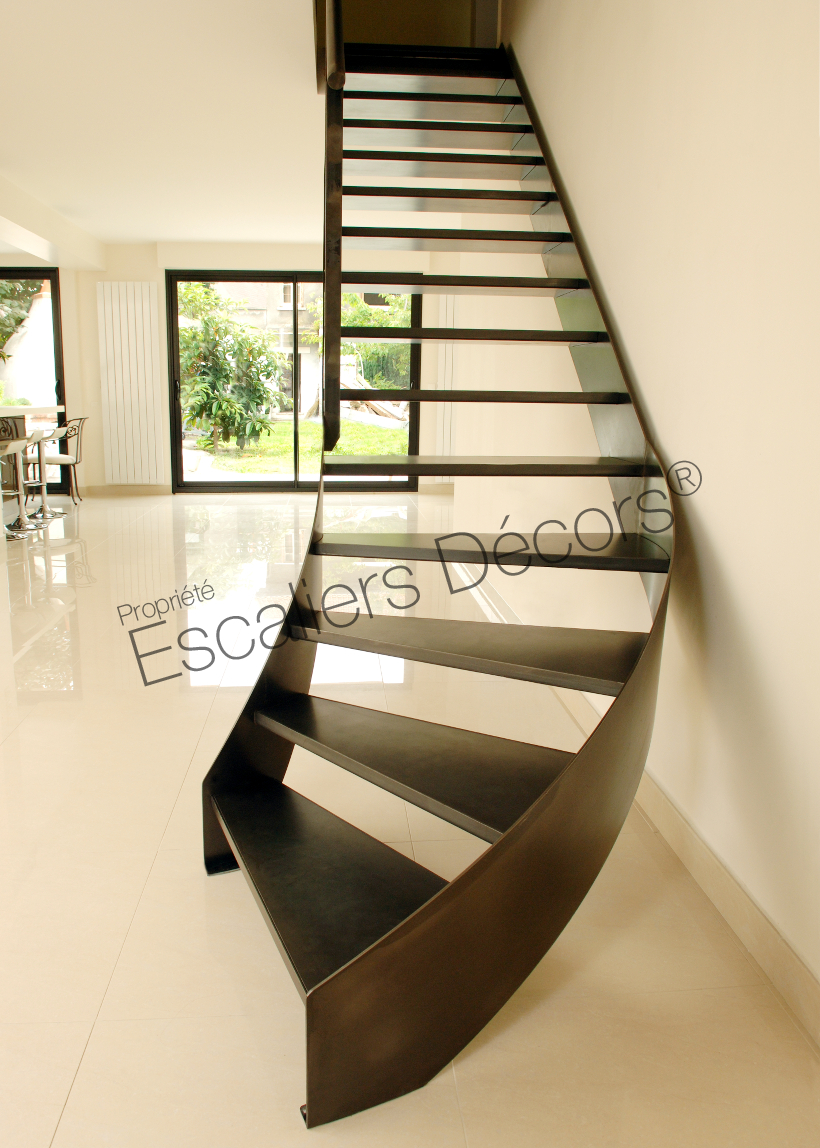 Photo DT40 - ESCA'DROIT® Balancé. Escalier intérieur métallique au design contemporain avec départ balancé formant un quart tournant bas.