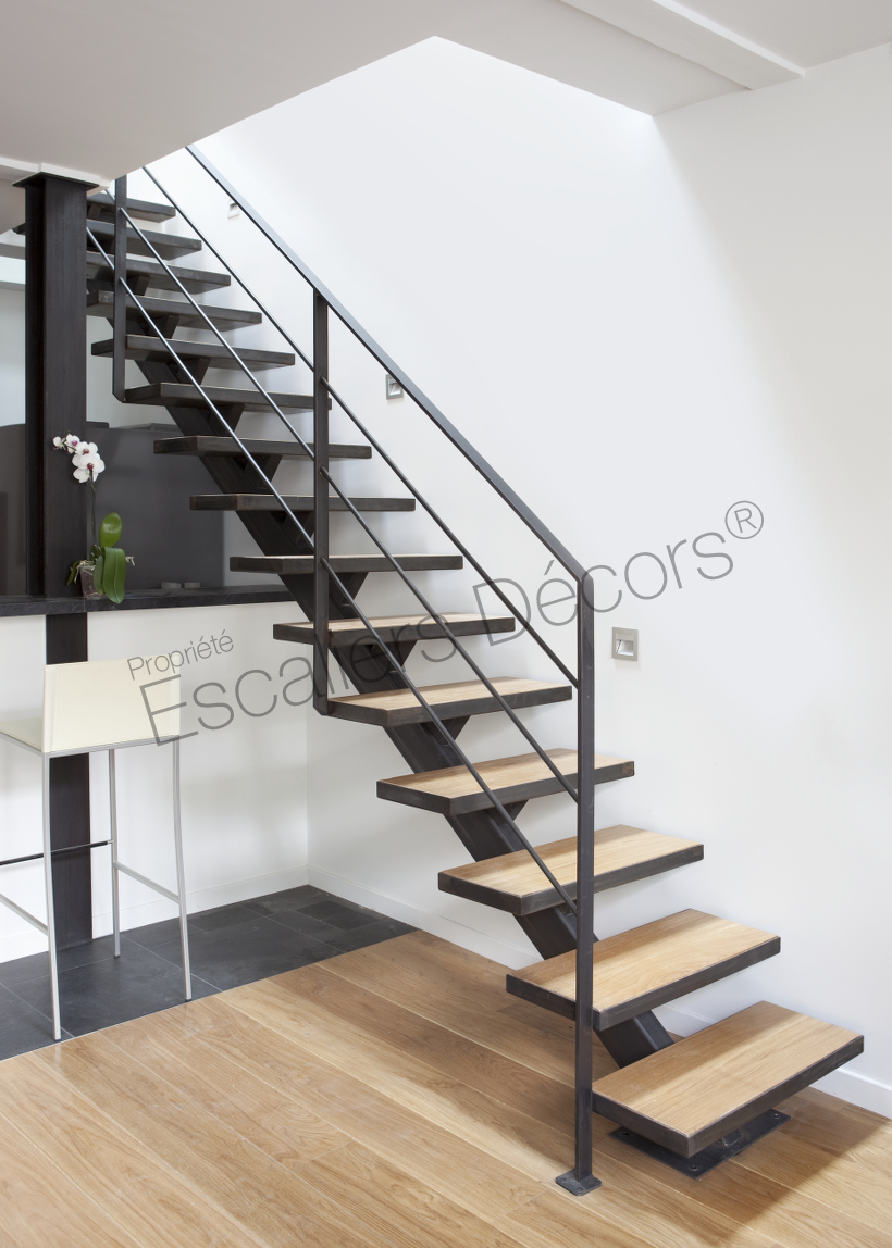 Photo DT79 - ESCA'DROIT® sur Limon Central. Escalier métal et bois d'intérieur au design contemporain.