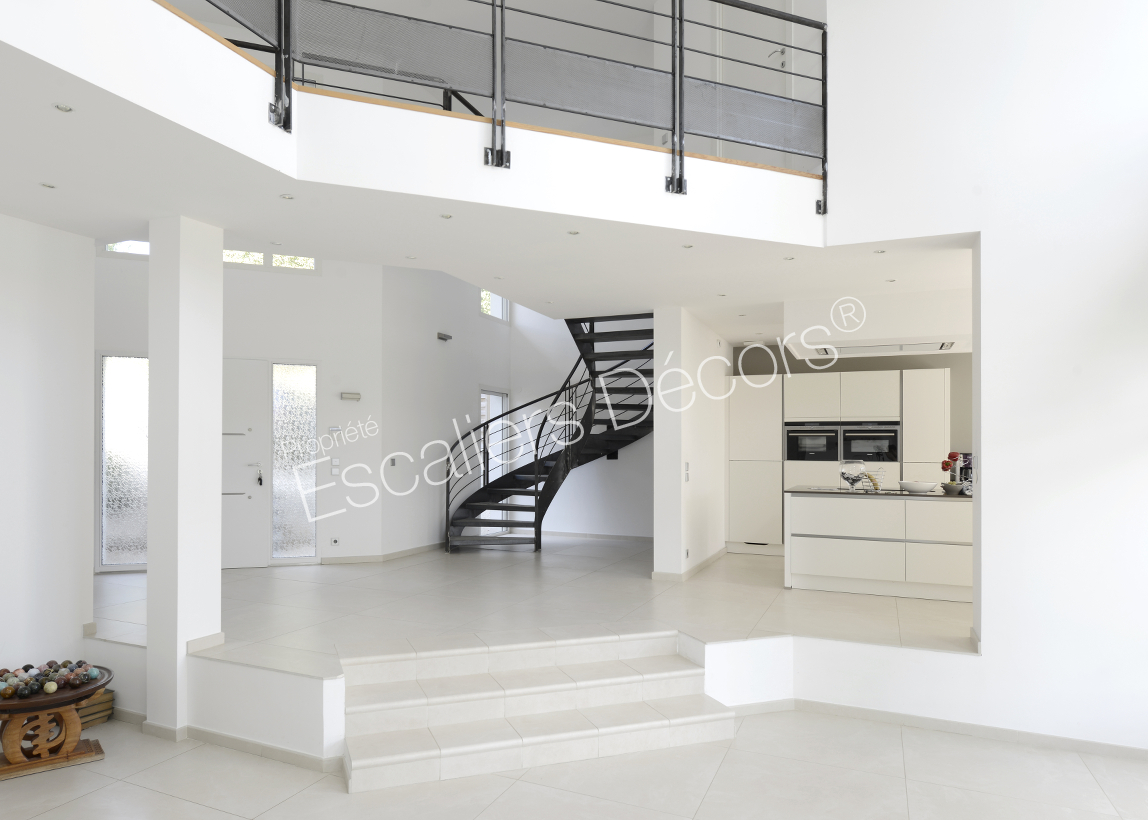 Photo DT91 - ESCA'DROIT® Balancé design adapté aux grand espaces type loft. Escalier d'intérieur balancé avec volée droite à l'arrivée installé dans une maison contemporaine.