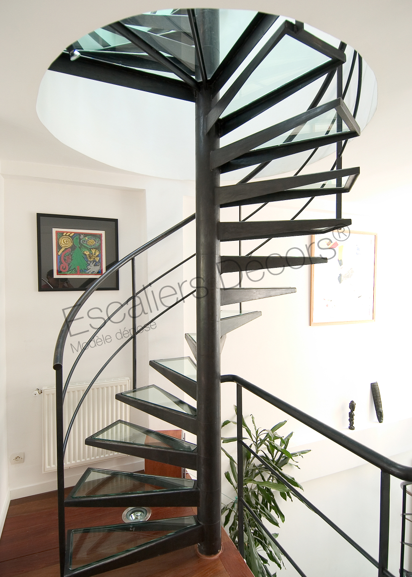 Photo DH30 - SPIR'DÉCO® Dalle de Verre. Escaliers d'intérieur hélicoïdaux design et contemporain en métal et verre installé dans une maison d'Architecte. Vue 4