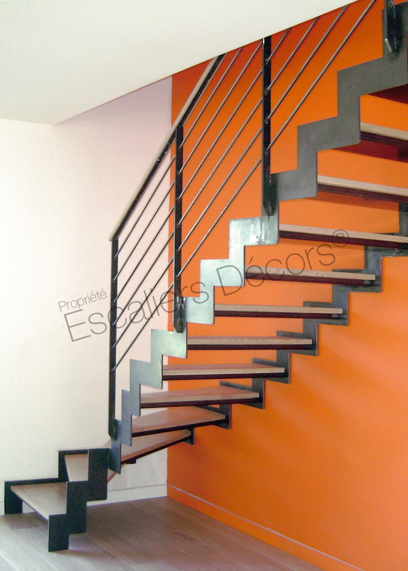 Photo DT81 - ESCA'DROIT® 1/4 Tournant Bas sans poteau de balancement. Escalier d'intérieur contemporain métallique pour une décoration graphique type loft.