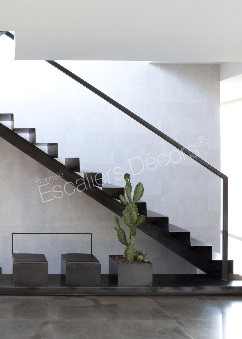 Photo DT74 - ESCA'DROIT® sur Limon Central. Escalier métallique d'intérieur design pour une décoration contemporaine. Vue 2