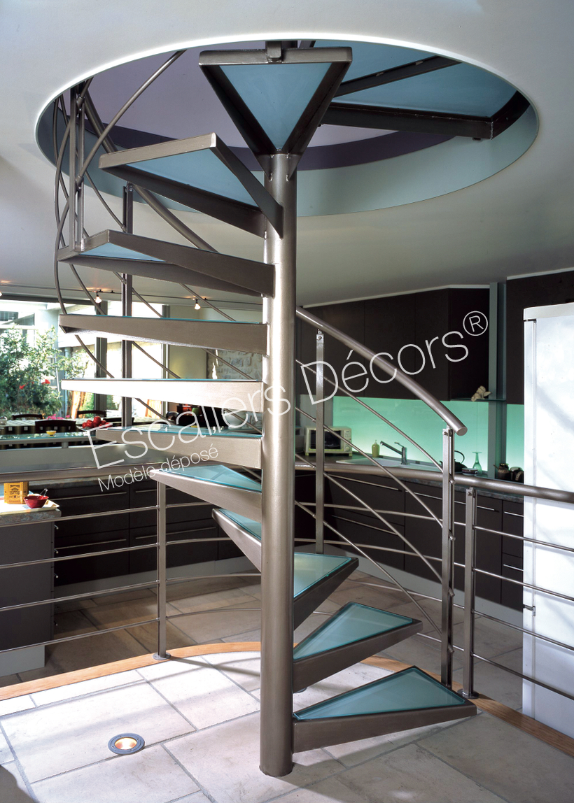 Photo DH21 - SPIR'DÉCO® Standing. Escalier intérieur hélicoïdal design en métal et verre pour une maison contemporaine et ouverte style loft.