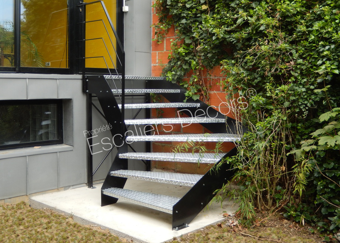 DT109 - Escalier Collection Loft 1/4 Tournant. Escalier extérieur 1/4 tournant au design industriel en acier galvanisé pour une maison contemporaine.