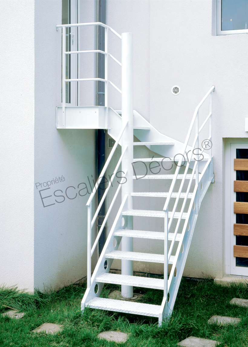 Photo DT8 - SPIR'DÉCO® Mixte d'Angle formant escalier 1/4 tournant intermédiaire. Escalier métallique extérieur contemporain avec palier d'arrivée.