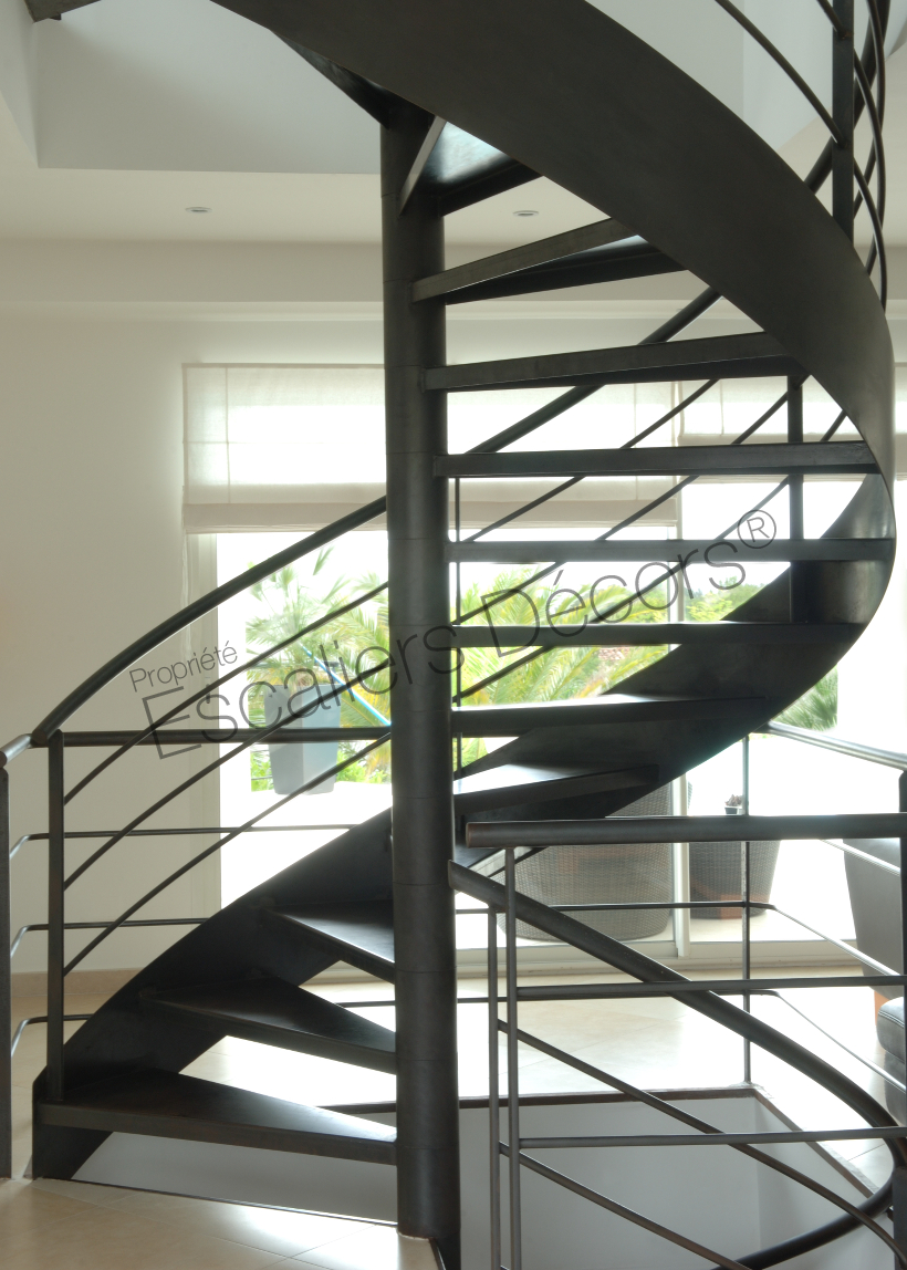 Photo DH52 - SPIR'DÉCO® Standing. Escalier intérieur hélicoïdal métallique sur 2 niveaux type loft au design contemporain. Vue 2