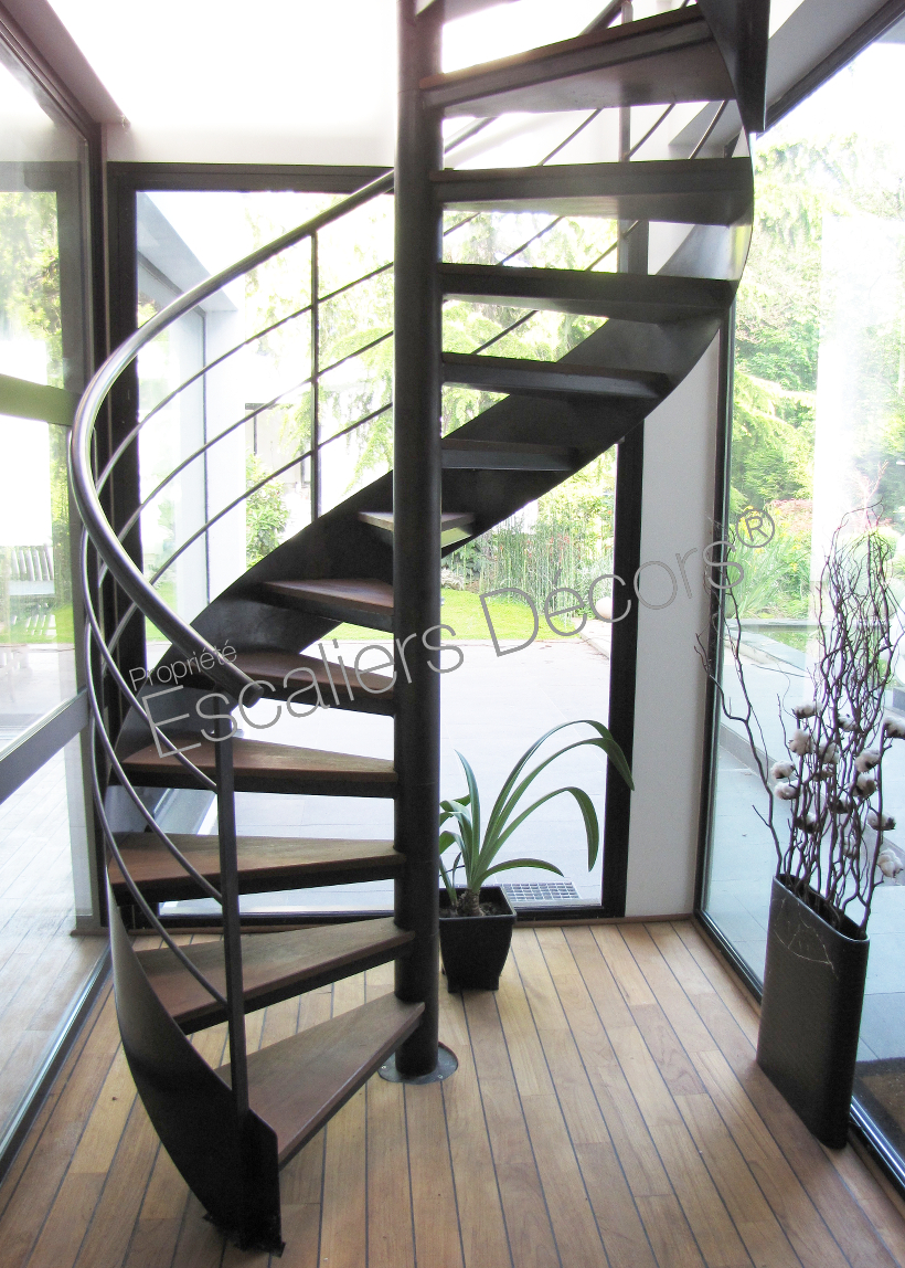 Photo DH62 - SPIR'DÉCO® Caisson. Escalier intérieur métal et bois hélicoïdal pour une décoration sobre et contemporaine pour accès piscine au rez-de-jardin.