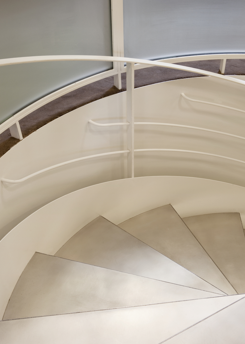 Photo IH74 - SPIR'DÉCO® Caisson Nanoacoustic®. Escalier intérieur métallique hélicoïdal de large diamètre pour une décoration contemporaine installé dans des bureaux. Vue 4