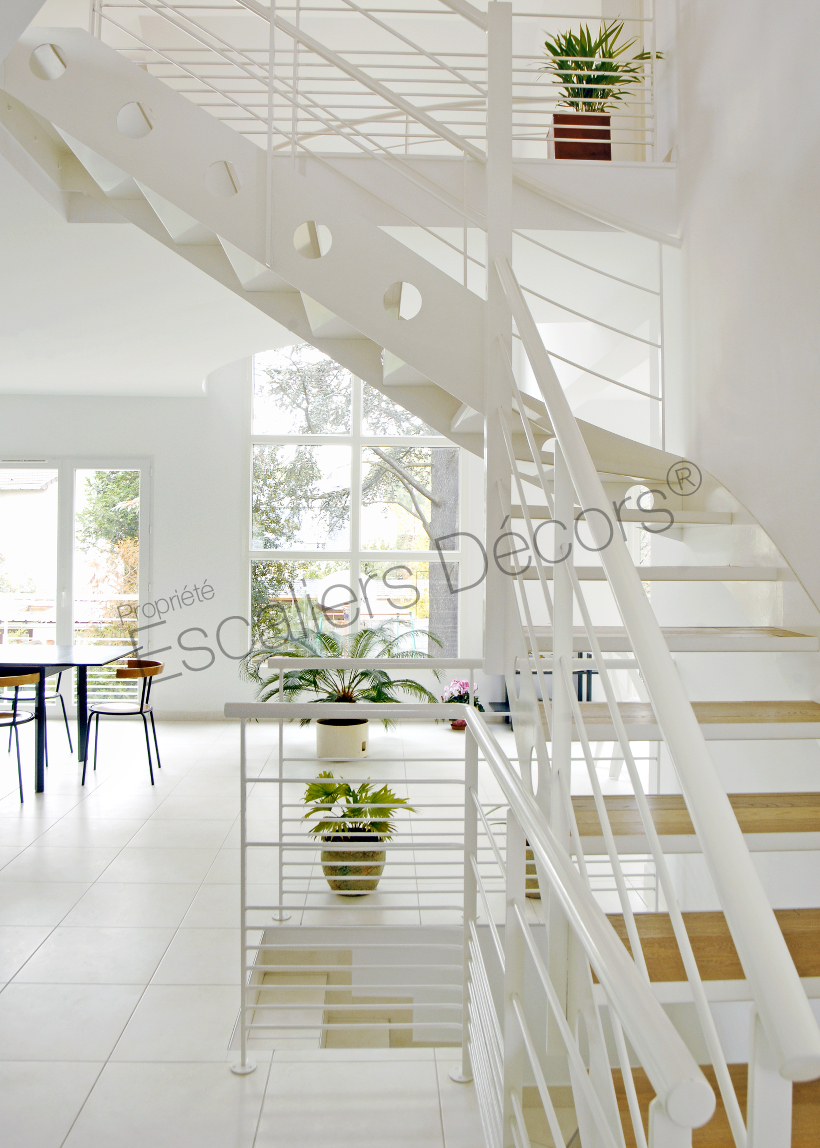 Photo DT42 - ESCA'DROIT® 1/4 Tournant Intermédiaire. Escalier intérieur design en métal et bois pour une décoration contemporaine.