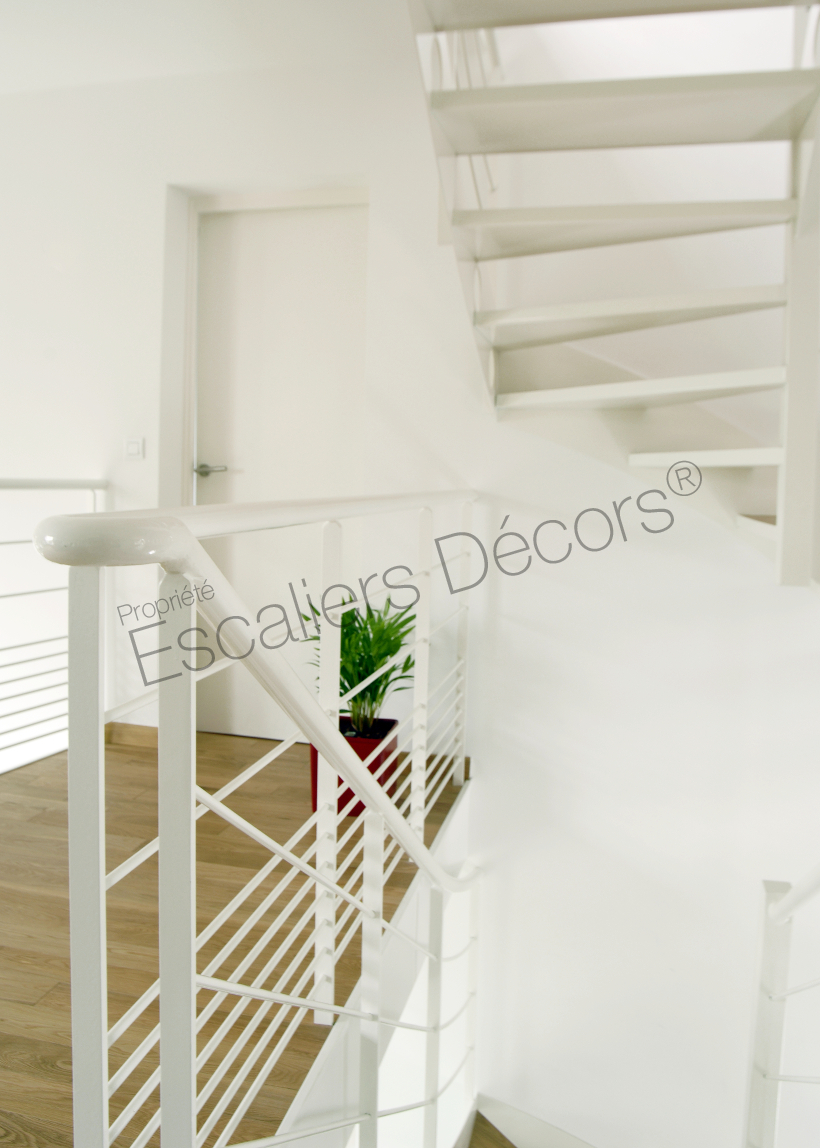 Photo DT42 - ESCA'DROIT® 1/4 Tournant Intermédiaire. Escalier intérieur design en métal et bois pour une décoration contemporaine. Vue 4
