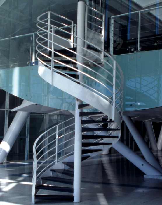 Photo IH11 - SPIR'DÉCO® Standing : escalier hélicoïdal design installé dans un local recevant du public. Vue 2
