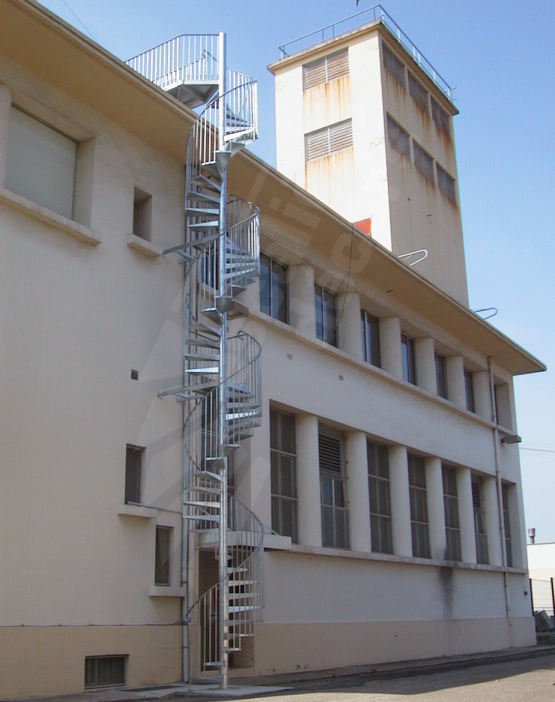 Photo SH17 - Gamme Initiale - SPIR'DÉCO® Classique. Escalier hélicoïdal semi-standard d'extérieur en acier galvanisé de grande hauteur pour accès accessoire au toit.